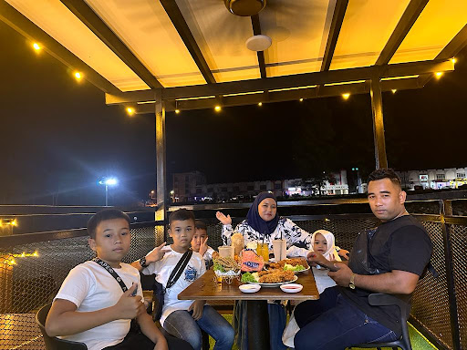 Nawan Cafe D'Gua Kontena